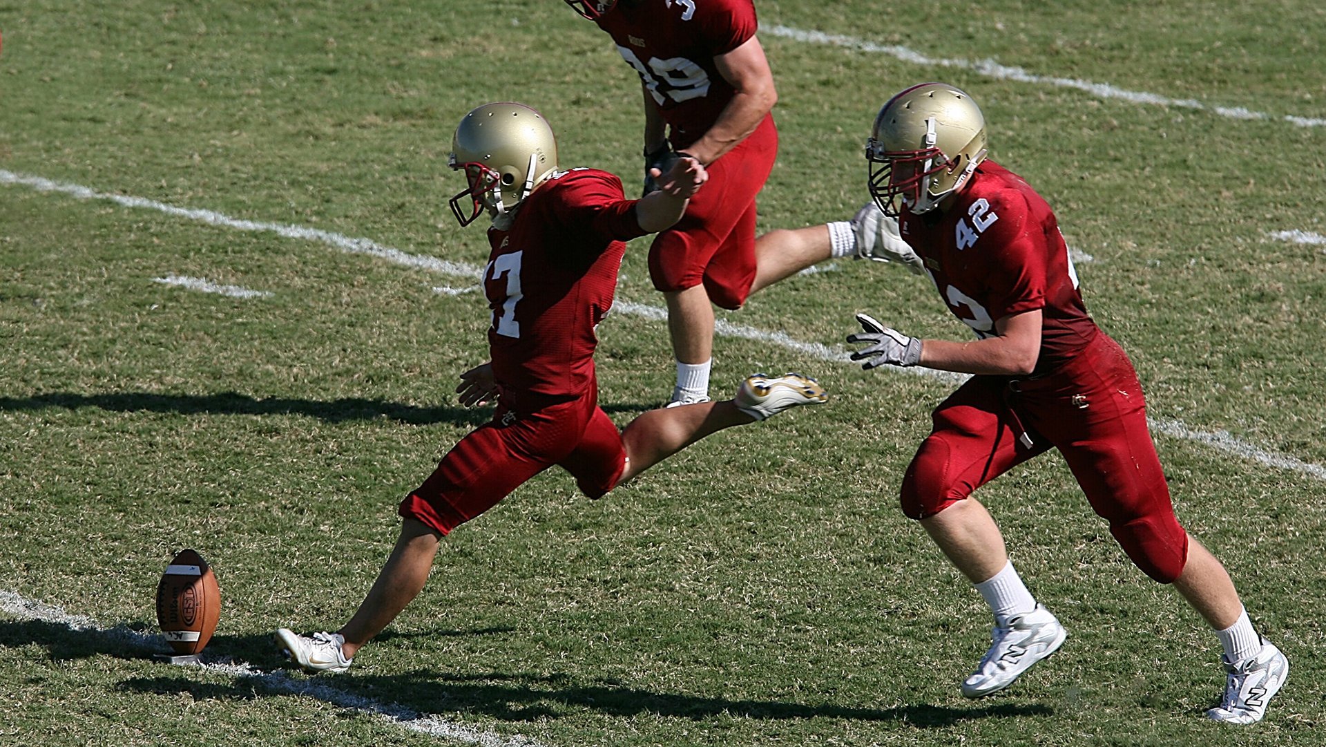 开云体育在线-赛道上的秩序挑战者，迈凯伦鏖战红牛，佩雷兹主场闪耀