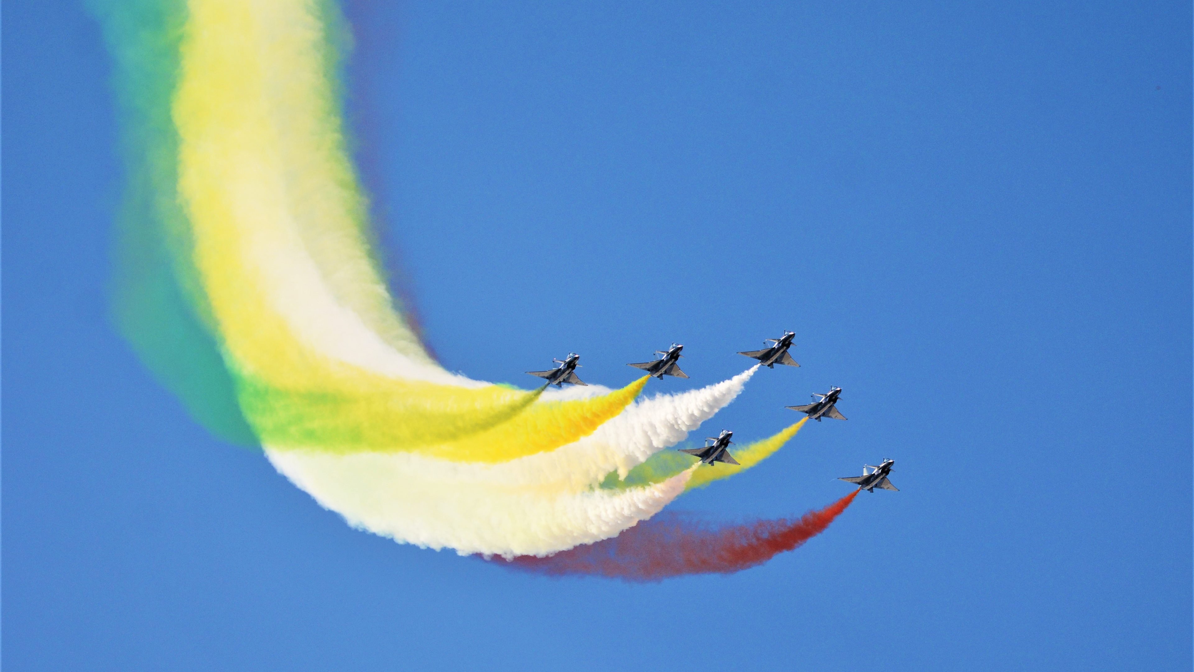 当黄昏沉降成黎明—卡瓦哈尔的蓝黑交响诗